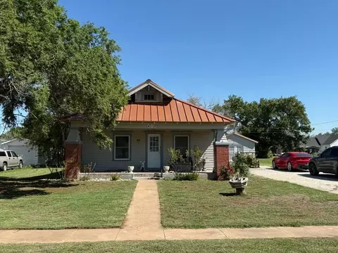 418 W E St, Okeene, OK 73763