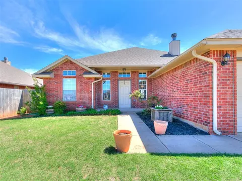 1924 W Crossbow Way, Mustang, OK 73064