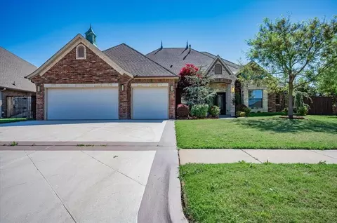 3016 Sycamore Ct, Moore, OK 73160
