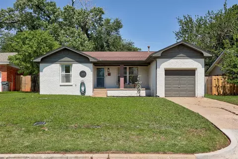 2425 Gladstone Ter, The Village, OK 73120