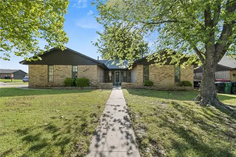 9800 Honeysuckle Rd, Oklahoma City, OK 73159