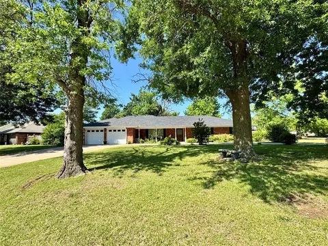 202 Flanders Dr, Chickasha, OK 73018