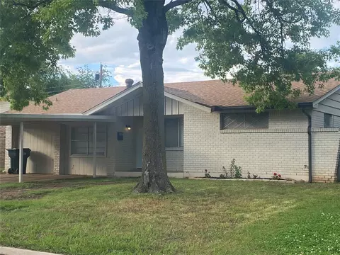 809 NW 16th St, Moore, OK 73160