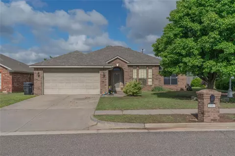 2501 Port Rush Dr, Moore, OK 73160