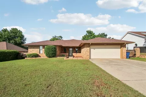 630 N Edgewood Ter, Mustang, OK 73064