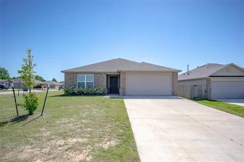 1302 S Silver Dr, Mustang, OK 73064