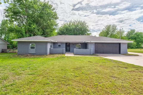 215 S Lake Park Dr, Mustang, OK 73064