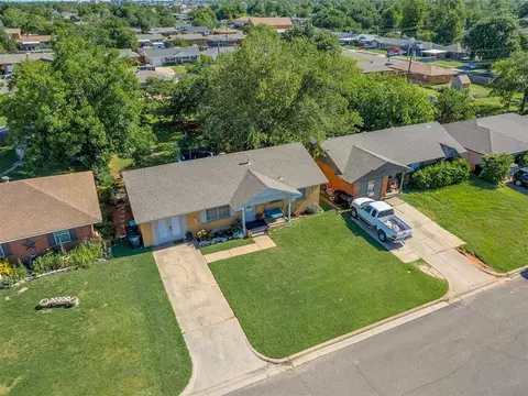 717 SW 4th Pl, Moore, OK 73160