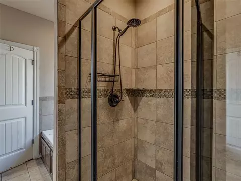 Bath - 402 NW Granite Ave, Cache, OK 73527 photo 2 of 3