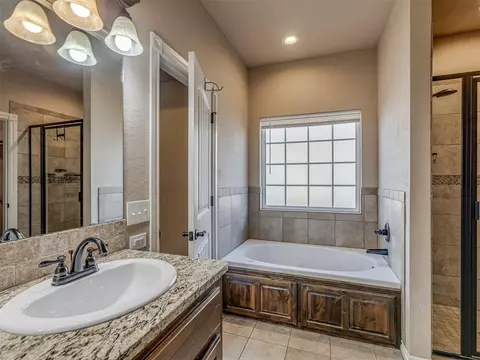 Bath - 402 NW Granite Ave, Cache, OK 73527 photo 1 of 3