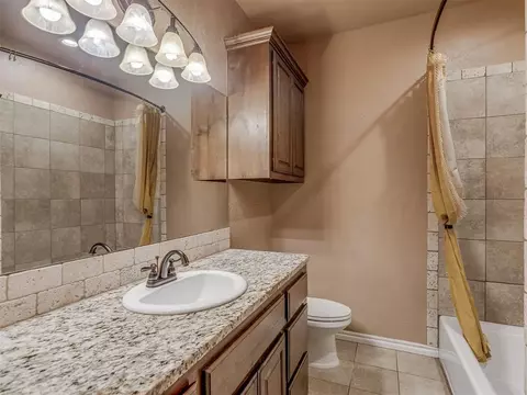 Bath - 402 NW Granite Ave, Cache, OK 73527 photo 3 of 3