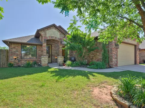 2809 SE 38th St, Moore, OK 73160