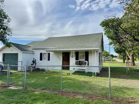 321 E Ninth St, Leedey, OK 73654 photo 2