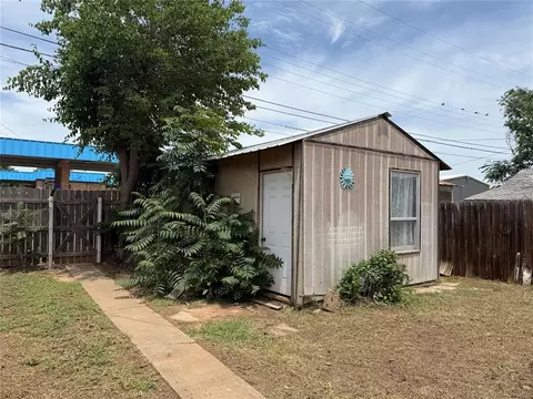 711 E Walnut St, Altus, OK 73521 photo 4