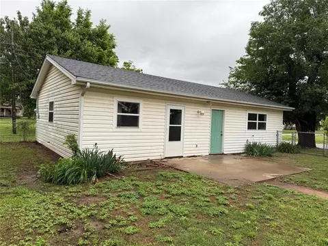 201 E Adams St, Crescent, OK 73028 photo 3