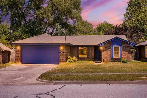 809 Coopers Hawk Dr, Norman, OK 73072