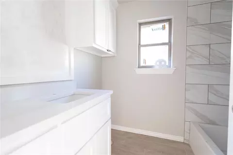 Bath - 800 Halley Dr, Moore, OK 73160 photo 3 of 4