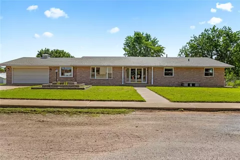 590 N Broadway Ave, Hydro, OK 73048