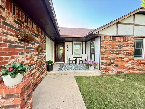 1005 NE 6th St, Moore, OK 73160