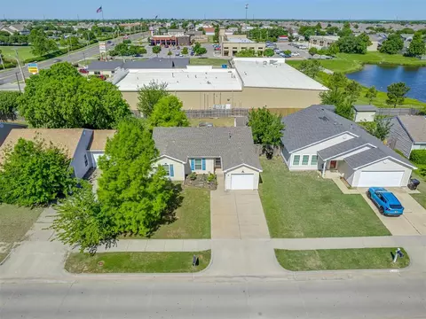 1813 Eagle Dr, Moore, OK 73160 photo 3