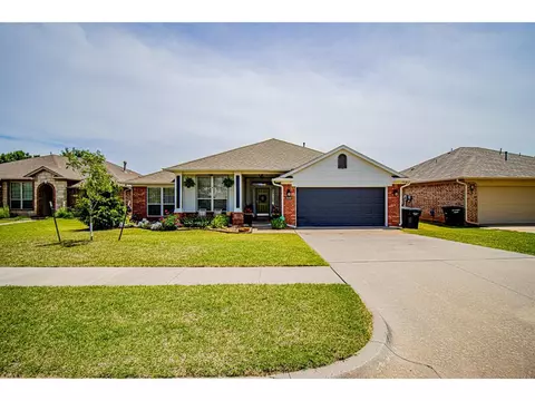 708 Ashwood Ln, Moore, OK 73160