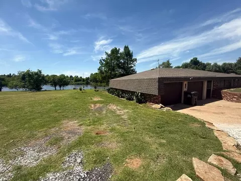 2073 Lakeview Dr, Crescent, OK 73028