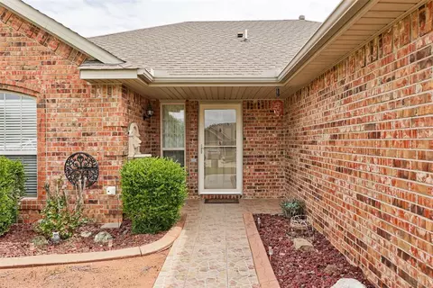 520 E Juniper Ln, Mustang, OK 73064 photo 2