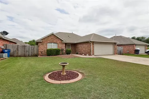 520 E Juniper Ln, Mustang, OK 73064