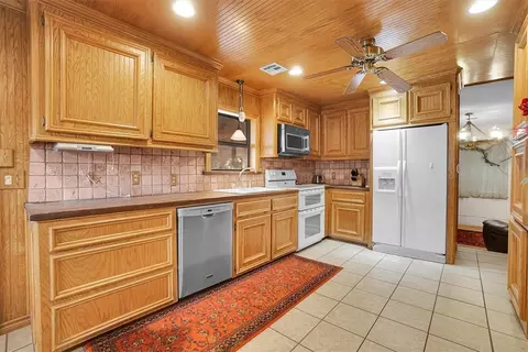 Kitchen - 20523 E County Road 158 Rd, Altus, OK 73521 photo 2 of 3