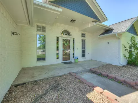 1900 New Haven Ct, Moore, OK 73160 photo 3