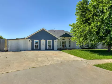 1900 New Haven Ct, Moore, OK 73160 photo 2