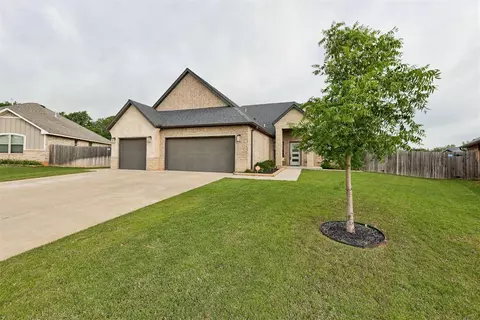 1833 W Blake Court Cir, Mustang, OK 73064