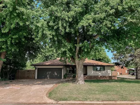 325 S Marion St, Hinton, OK 73047