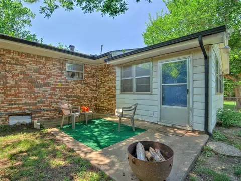 Exterior - 39 E 21st St, Edmond, OK 73013 photo 5 of 8