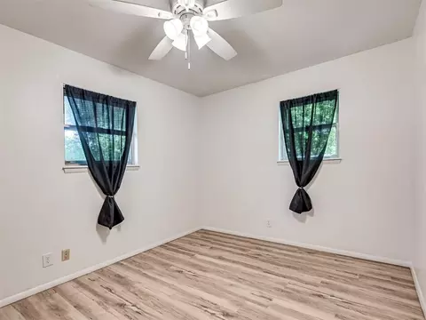 Bedroom - 39 E 21st St, Edmond, OK 73013 photo 4 of 10