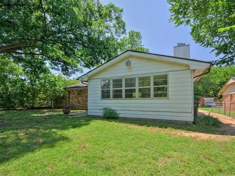 Exterior - 39 E 21st St, Edmond, OK 73013 photo 7 of 8