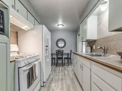 8930 E 33rd Pl, Tulsa, OK 74145 photo 2