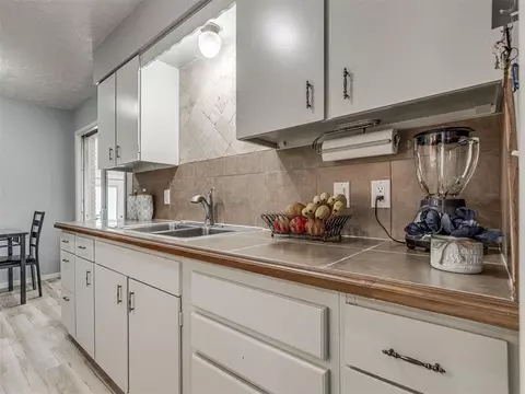8930 E 33rd Pl, Tulsa, OK 74145 photo 3