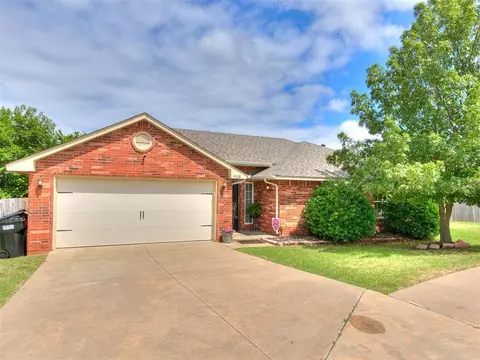 4508 Applegate Dr, Moore, OK 73160