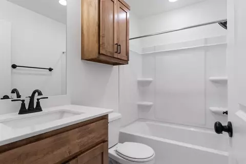Bath - 15804 Switchgrass Pl, Moore, OK 73170 photo 1 of 3