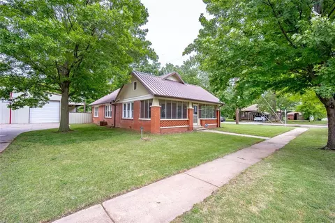 229 N Locust St, Pauls Valley, OK 73075