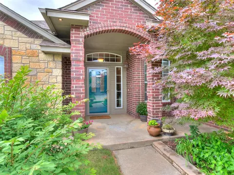 113 Stone Creek Dr, Midwest City, OK 73130