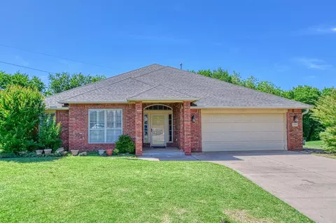 300 Treyton Pl, Noble, OK 73068