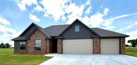 1553 Flint Rock Trl, Clinton, OK 73601