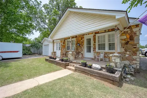 502 SE 2nd St, Lindsay, OK 73052