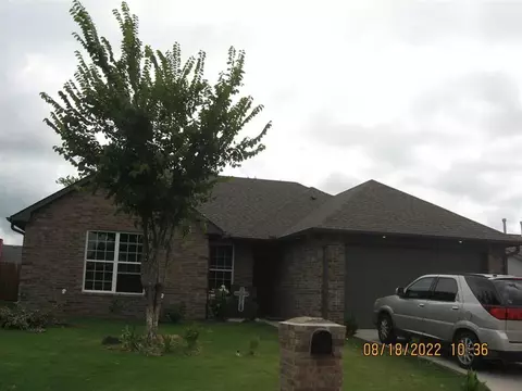 112 Oak Tree Ln, Midwest City, OK 73130