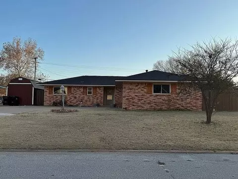 512 Northampton Dr, Watonga, OK 73772