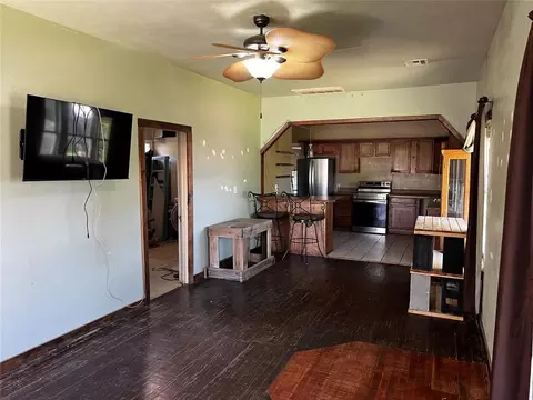 Living - 305 N Reimer St, Corn, OK 73024 photo 2 of 4