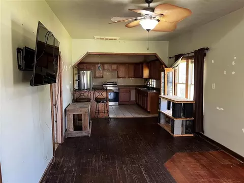Living - 305 N Reimer St, Corn, OK 73024 photo 1 of 4