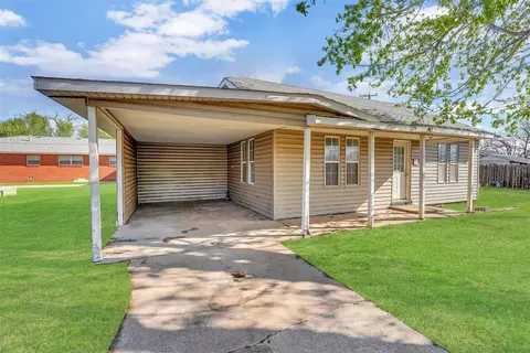 209 E 3rd St, Erick, OK 73645 photo 2